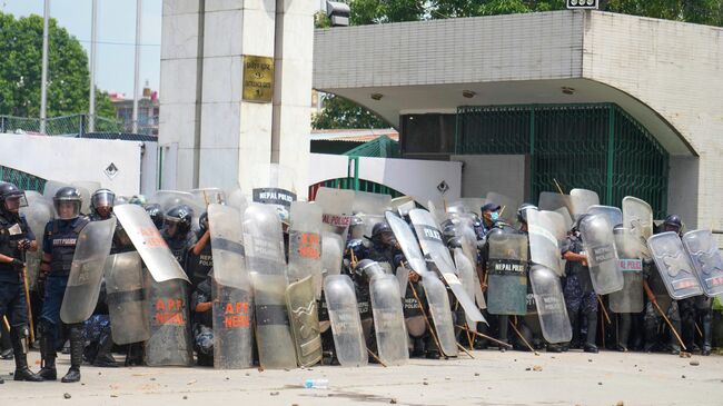 Въезд на территорию здания парламента во время беспорядков в Катманду
