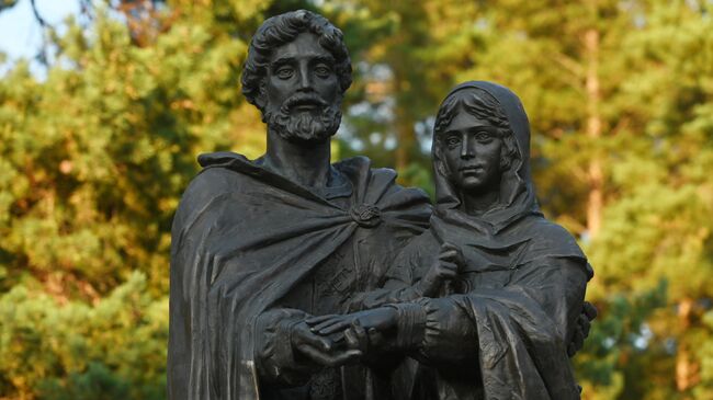 Памятник святым Петру и Февронии в Сосновом Бору