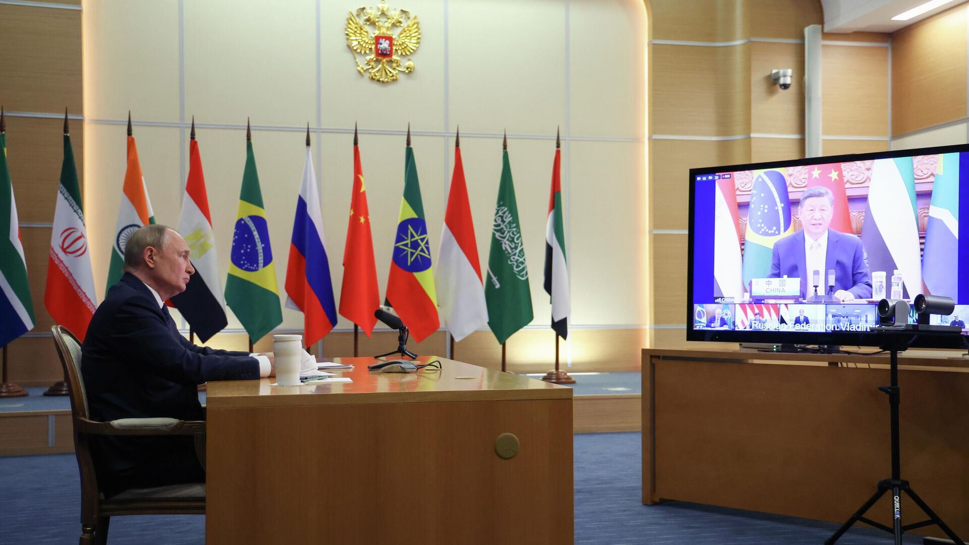 Владимир Путин принимает участие в режиме видеоконференции во внеочередной встрече БРИКС - РИА Новости, 1920, 08.09.2025