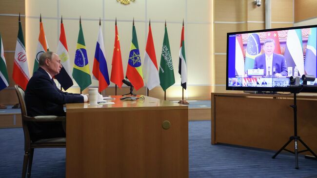 Владимир Путин принимает участие в режиме видеоконференции во внеочередной встрече БРИКС