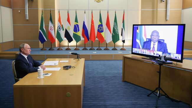 Владимир Путин принимает участие в режиме видеоконференции во внеочередной встрече БРИКС