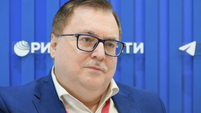Директор Института стран Азии и Африки Московского государственного университета имени М.В. Ломоносова Алексей Маслов на стенде РИА Новости наиВЭФ-2025