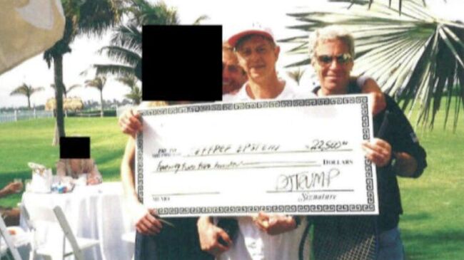 Джеффри Эпштейн держит в руках чек с подписью Трампа на имя Эпштейна