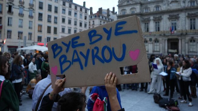 Манифестанты перед мэрией Лиона