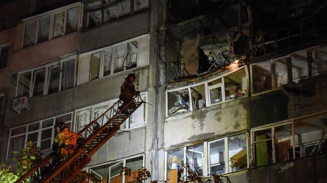 Сотрудники МЧС РФ осматривают многоквартирный жилой дом, поврежденный в результате обстрела Макеевки со стороны ВСУ. 8 сентября 2025