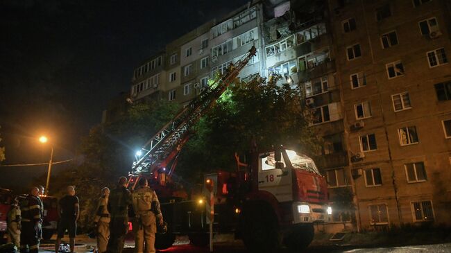 Сотрудники МЧС РФ у многоквартирного жилого дома, поврежденного в результате обстрела  Макеевки со стороны ВСУ. 9 сентября 2025