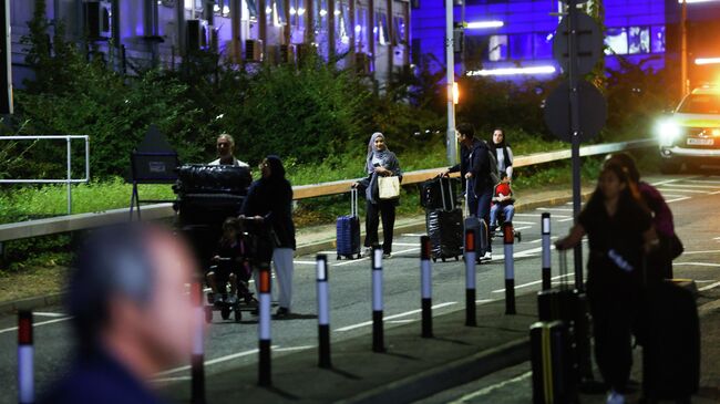 Люди возвращаются в четвертый терминал лондонского аэропорта Хитроу после инцидента с опасными веществами. 8 сентября 2025 Люди возвращаются в четвертый терминал лондонского аэропорта Хитроу после инцидента с опасными веществами. 8 сентября 2025