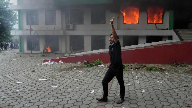 Протестующие подожгли центральный офис правящей партии Непальский конгресс в Катманду. 9 сентября 2025