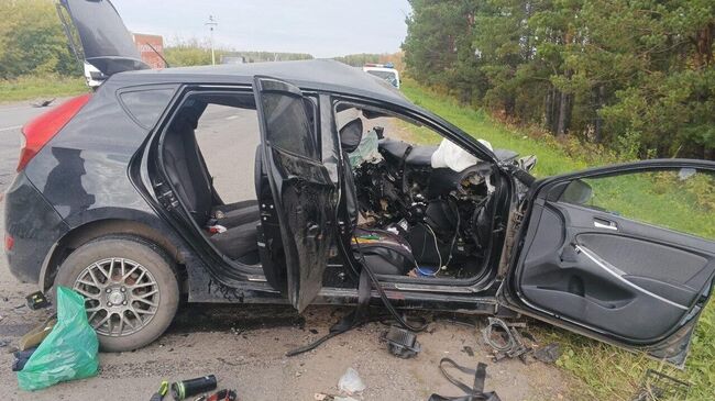 Последствия столкновения легкового автомобиля и грузовика в Омской области