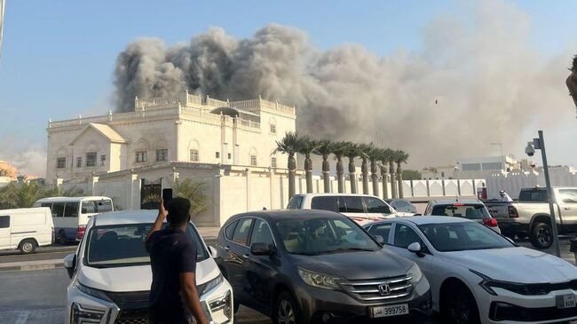 Дым на месте взрыва в Дохе