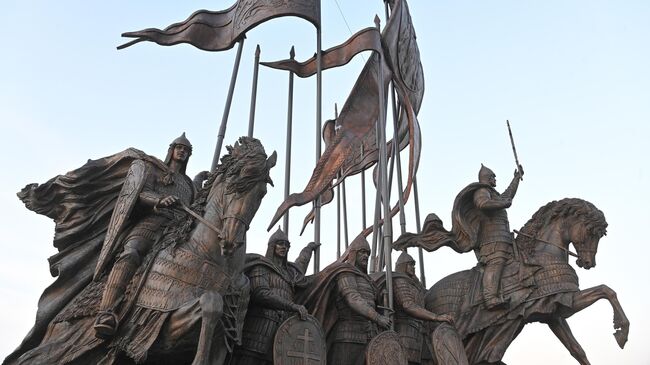 Скульптурная композиция Князь Александр Невский с дружиной в деревне Самолва на берегу Чудского озера в Псковской области