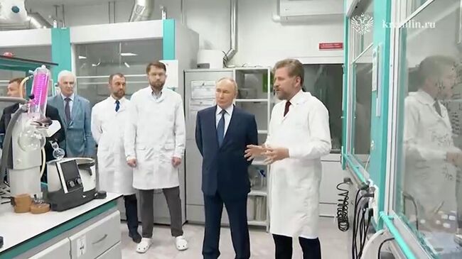 Владимир Путин прибыл в лабораторный комплекс научно-технологического университета Сириус
