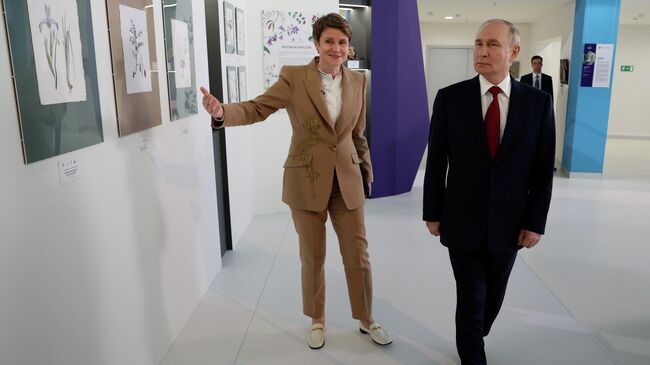 Путин посещает учебные лаборатории Сириуса