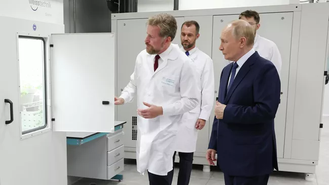Президент РФ Владимир Путин посещает лабораторный комплекс научно-технологического университета Сириус