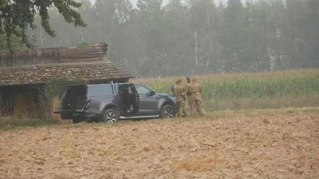 Польские военнослужащие на месте обнаружении сбитого беспилотника в населенном пункте Чоснувка