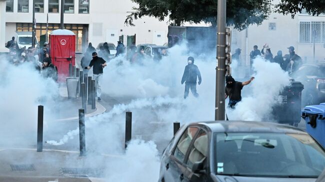 Французская полиция применяет гранаты со слезоточивым газом против протестующих во время акции Заблокируем все в Марселе