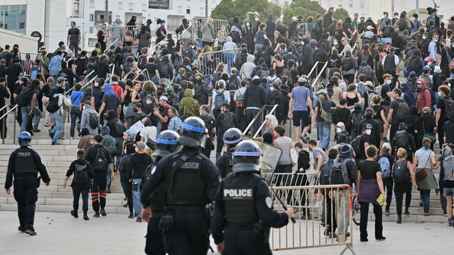 Французская полиция разгоняет протестующих во время акции Заблокируем все в Марселе