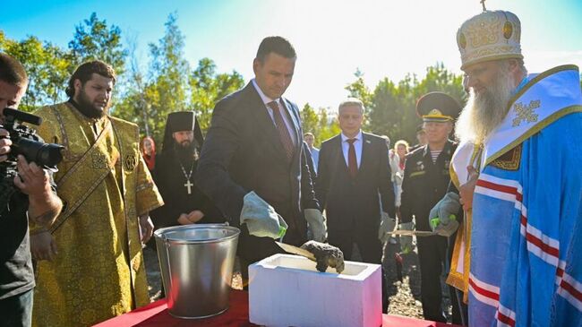 Губернатор Хабаровского края Дмитрий Демешин на церемонии закладки первого камня Губернатор Хабаровского края Дмитрий Демешин на церемонии закладки первого камня