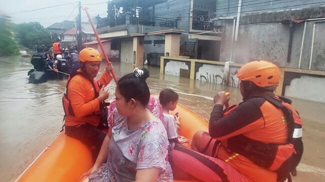 Спасатели эвакуируют жителей во время наводнения на Бали, Индонезия. 10 сентября 2025
