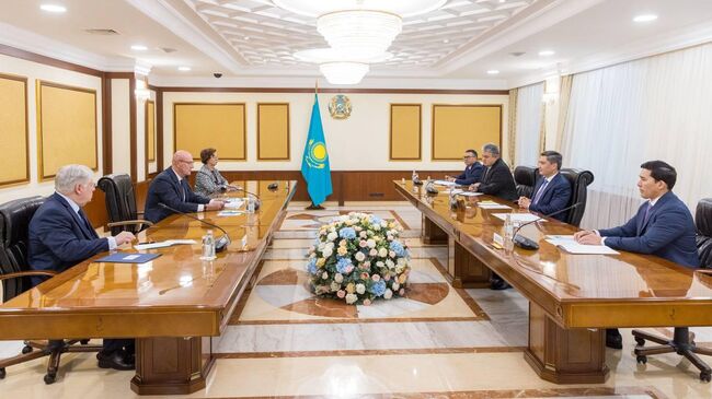 Дмитрий Чернышенко проводит встречу с главой правительства Казахстана Олжасом Бектеновым 