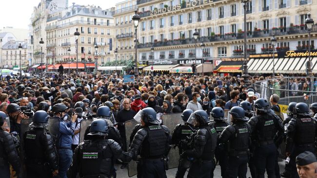 Протестующие и сотрудники полиции возле Северного вокзала в Париже, Франции