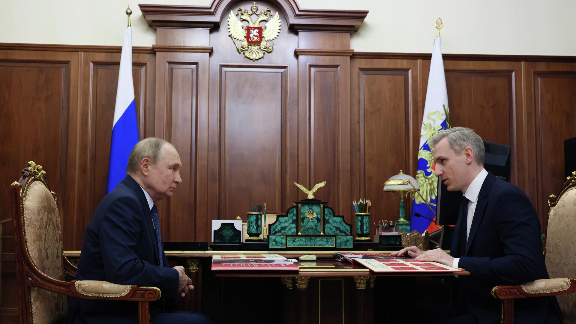 Президент РФ Владимир Путин и губернатор Смоленской области Василий Анохин во время встречи - РИА Новости, 1920, 10.09.2025