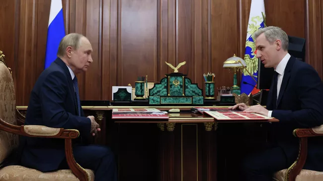 Президент РФ Владимир Путин и губернатор Смоленской области Василий Анохин во время встречи