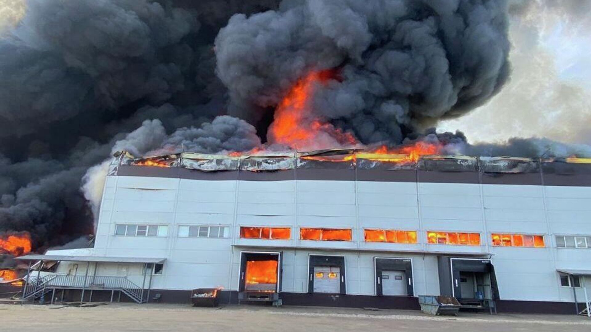 Пожар на складе в поселке Некрасовский Московской области - РИА Новости, 1920, 10.09.2025