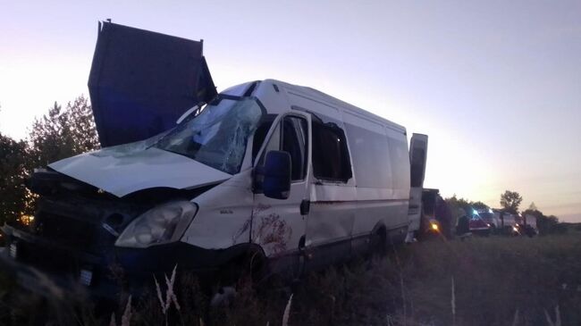 На месте ДТП с участием грузового автомобиля Хино и микроавтобуса Ивеко в Волгоградской области