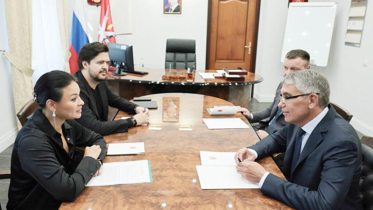 Губернатор Тульской области Дмитрий Миляев и руководитель Федерации триатлона России Ксения Шойгу во время встречи - РИА Новости, 1920, 10.09.2025