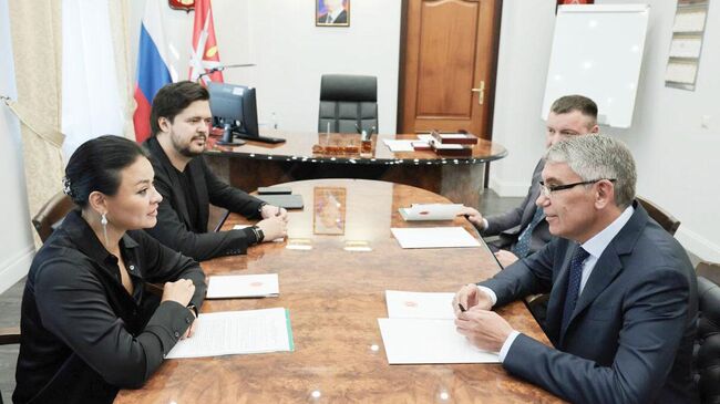 Губернатор Тульской области Дмитрий Миляев и руководитель Федерации триатлона России Ксения Шойгу во время встречи