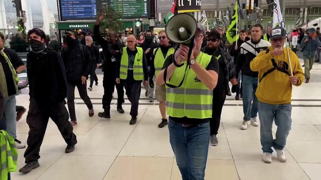 Демонстрация с фаерами в здании Лионского вокзала в Париже