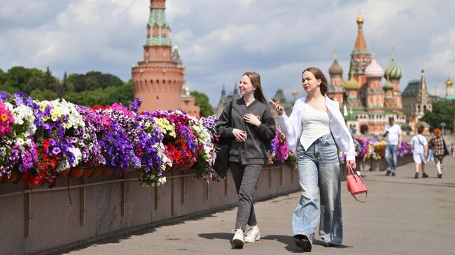 Девушки на Большом Москворецком мосту