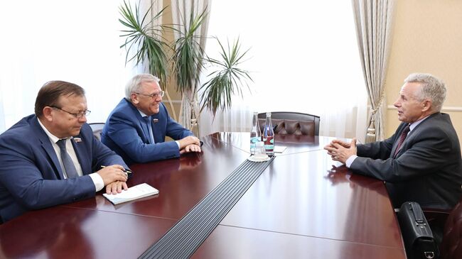 Председатель ЗАКС Нижегородской области Евгений Люлин, председатель комитета по экономике Игорь Норенков и почетный консул Республики Абхазия в Нижнем Новгороде Владимир Литвинчук Председатель ЗАКС Нижегородской области Евгений Люлин, председатель комитета по экономике Игорь Норенков и почетный консул Республики Абхазия в Нижнем Новгороде Владимир Литвинчук