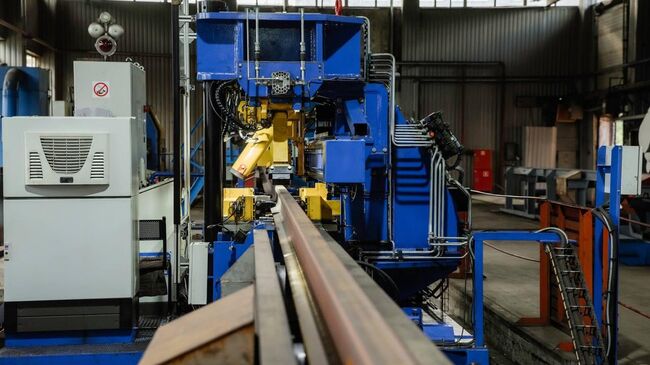 На предприятии РСП-1 в Санкт-Петербурге началась сварка 800-метровых рельсовых плетей для ВСМ Москва – Санкт-Петербург.