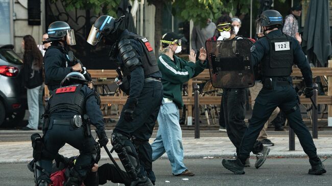 Задержание участников протеста в Париже