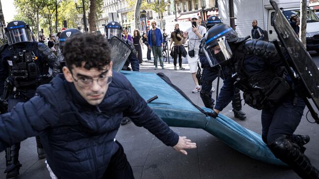 Стычка протестующих с полицией около Северного вокзала в Париже. 10 сентября 2025