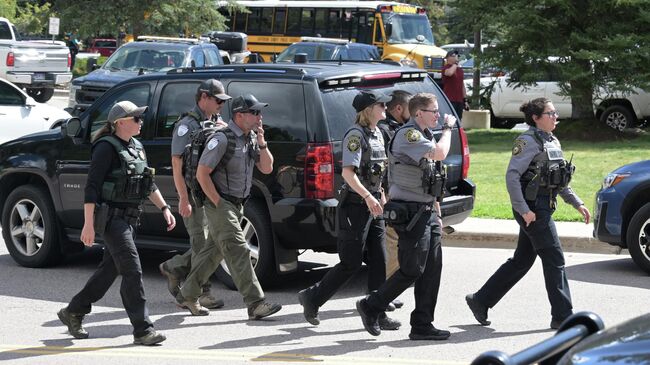 Сотрудники правоохранительных органов на месте стрельбы в школе Evergreen High School в Эвергрине, штат Колорадо, США