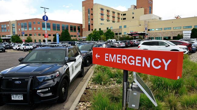 Сотрудники правоохранительных органов возле больницы, куда доставили пострадавших при стрельбе в школе Evergreen High School в Эвергрине, штат Колорадо, США