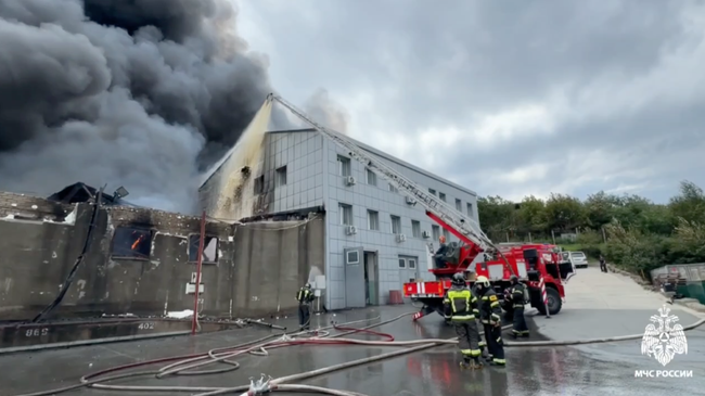 Сотрудники МЧС ликвидируют пожар на складе во Владивостоке