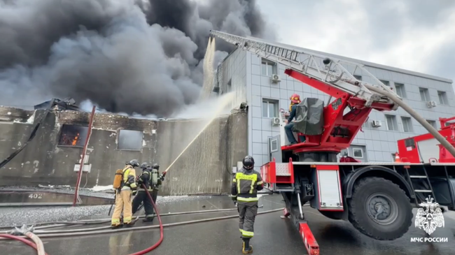 Сотрудники МЧС ликвидируют пожар на складе во Владивостоке