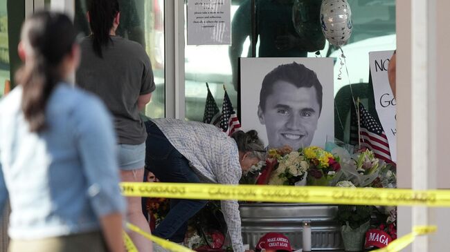 Мемориал на месте убийства Чарли Кирка