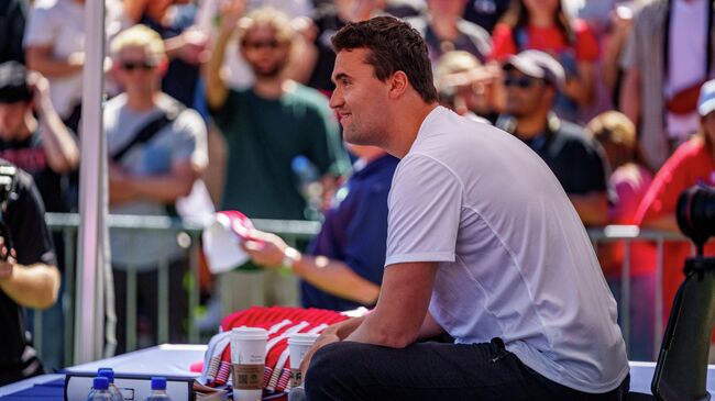 Чарли Кирк во время выступления в Университете долины Юта