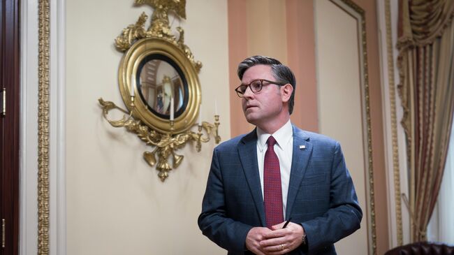 Спикер палаты представителей США Майк Джонсон выступает с заявлением после убийства Чарли Кирка