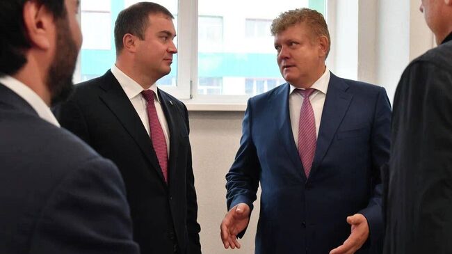 Губернатор Хоценко и полпред Серышев посетили обновленную школу в Омске Губернатор Хоценко и полпред Серышев посетили обновленную школу в Омске