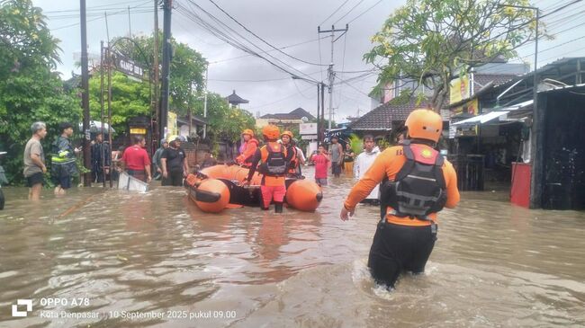 Спасатели эвакуируют жителей во время наводнения на Бали, Индонезия