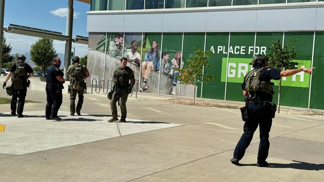 Сотрудники правоохранительных органов на территории Университета долины Юта после убийства Чарли Кирка