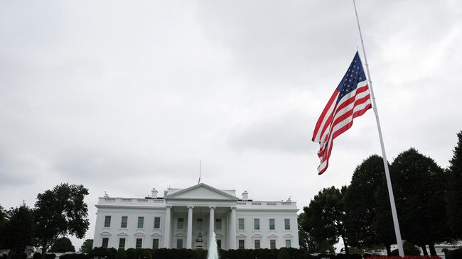 Приспущенный флаг у Белого дома после убийства Чарли Кирка