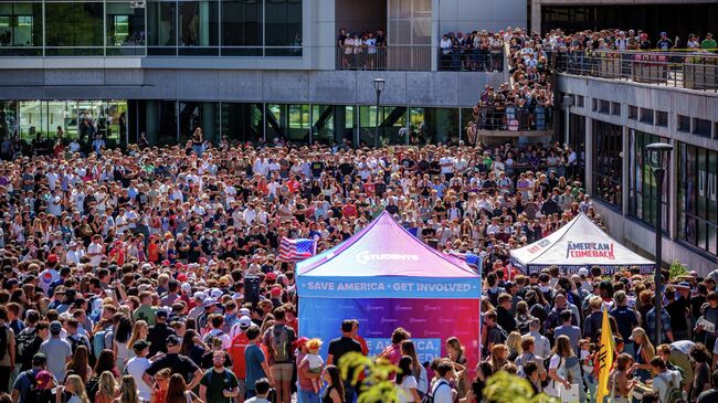 Люди на выступлении Чарли Кирка в Университете долины Юта