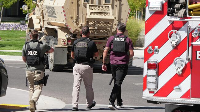 Сотрудники правоохранительных органов на территории Университета долины Юта после убийства Чарли Кирка